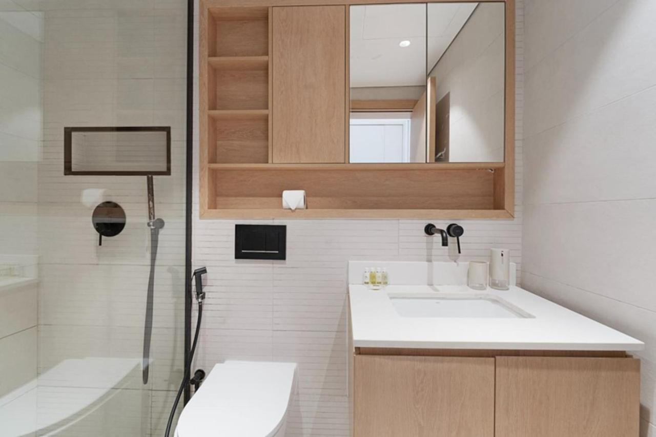 Modern Comfort At Beverly, Jvc Apartment *