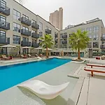 Modern Comfort At Beverly, Jvc