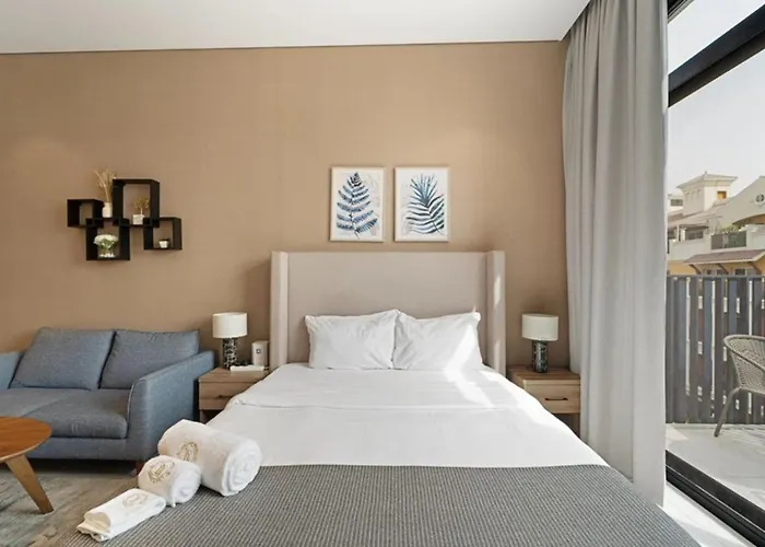 Modern Comfort At Beverly, Jvc